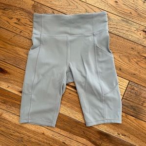 Lululemon Invigorate Bike Shorts 10” Sz 4 Chambray